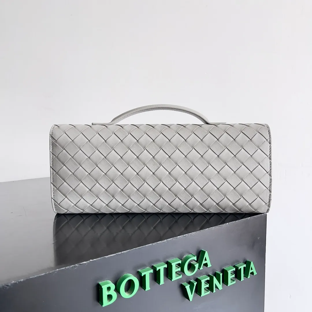 The batch of 1360 BV Andiamo evening handbags has been heavily planted again~ The designer aesthetics in the era of economic downturn are back. I fall in love with it at first sight and can't put it down. It's so beautiful and full of aura. The shape and texture are very competitive. It's light in weight and has sufficient capacity. It's a must-have for fashionistas. It's suitable for many occasions, minimalist, high-end and light luxury. Model No.: 741511 Size: 31*13*3cm